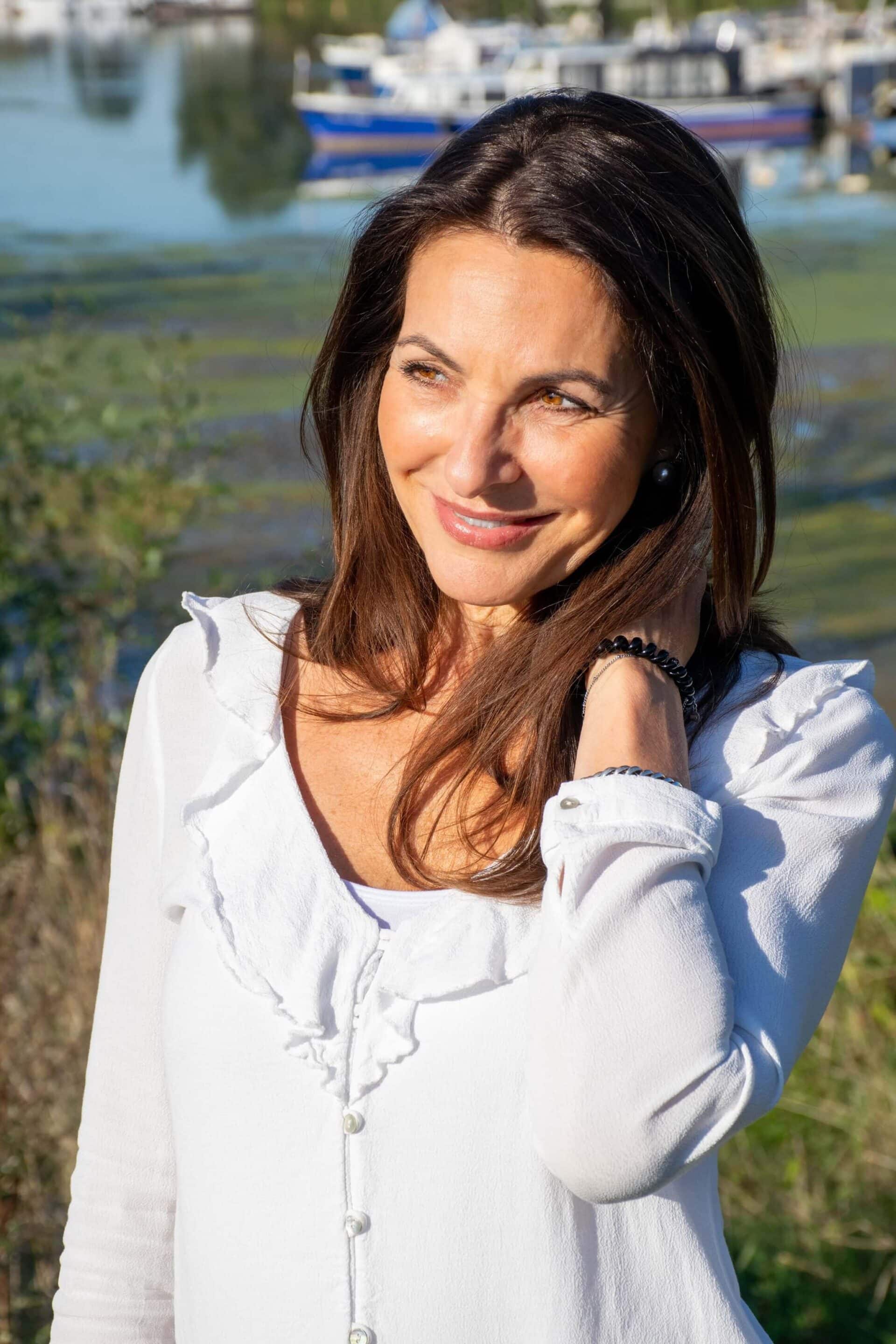 Afvallen en vitaal na 40 in de overgang herstelt haar hormonale balans door gezonde leefstijl - luister de healthy aging podcast over afvallen, vitaliteit, hormonen, zenuwstelsel in combinatie met leefstijl na 40 en 50 jaar